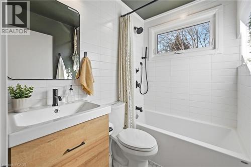 11 Sandlyn Court, Hamilton, ON - Indoor Photo Showing Bathroom