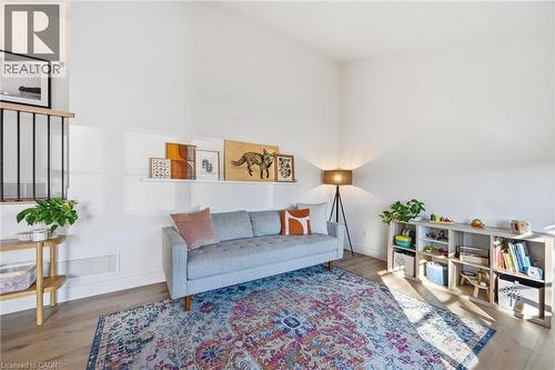 11 Sandlyn Court, Hamilton, ON - Indoor Photo Showing Living Room