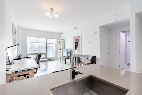 Salon - 1903-405 Rue De La Concorde, Montréal (Ville-Marie), QC - Indoor