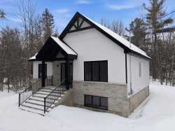 248 Rue Béatrice  Saint-Colomban, QC J5K 0R8