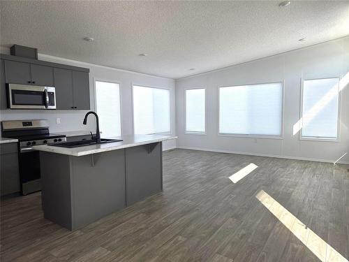 61 Prairie Oaks Drive, Mitchell, MB - Indoor Photo Showing Kitchen