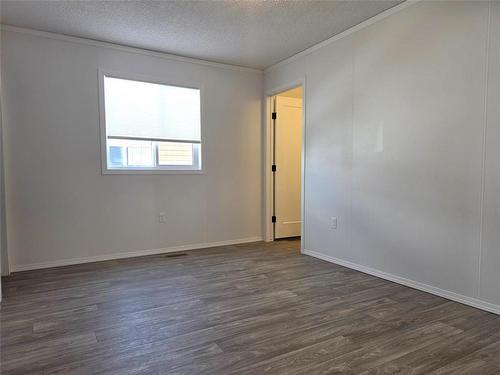 61 Prairie Oaks Drive, Mitchell, MB - Indoor Photo Showing Other Room