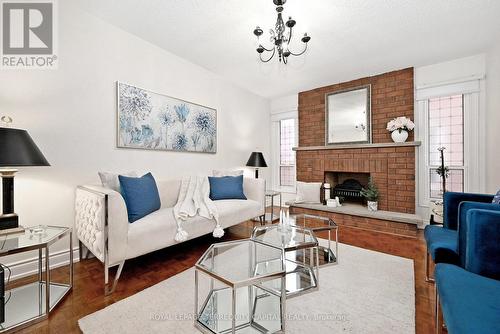 69 Wade Gate, Vaughan, ON - Indoor Photo Showing Living Room