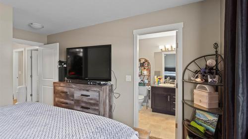 56-2860 Valleyview Drive, Kamloops, BC - Indoor Photo Showing Bedroom