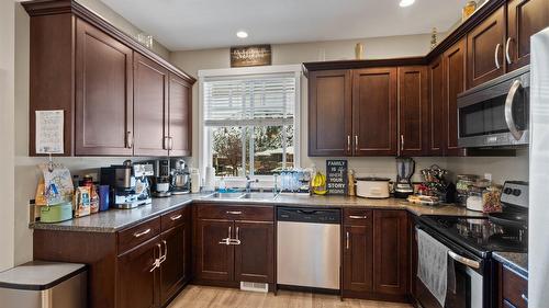56-2860 Valleyview Drive, Kamloops, BC - Indoor Photo Showing Kitchen With Stainless Steel Kitchen With Double Sink