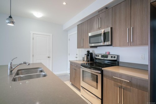 208-15 Canada Ave, Duncan, BC - Indoor Photo Showing Kitchen With Double Sink