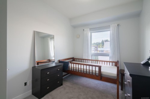 208-15 Canada Ave, Duncan, BC - Indoor Photo Showing Bedroom