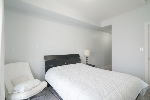 208-15 Canada Ave, Duncan, BC - Indoor Photo Showing Bedroom