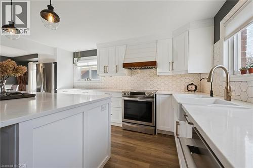 3 Alona Avenue, Cambridge, ON - Indoor Photo Showing Kitchen With Upgraded Kitchen