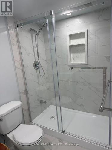 826 Winterton Way, Mississauga, ON - Indoor Photo Showing Bathroom