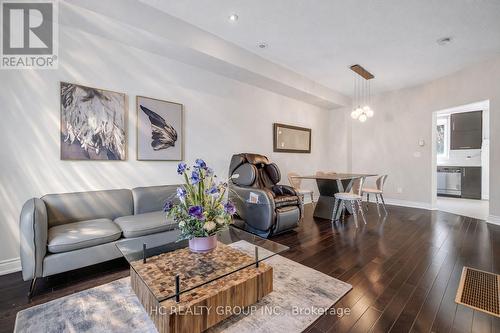 Th6 - 225 South Park Road, Markham, ON - Indoor Photo Showing Living Room
