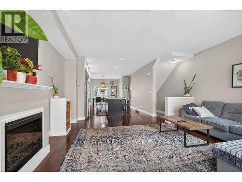 433 Mccarren Avenue Unit# 9, Kelowna, BC - Indoor Photo Showing Living Room With Fireplace