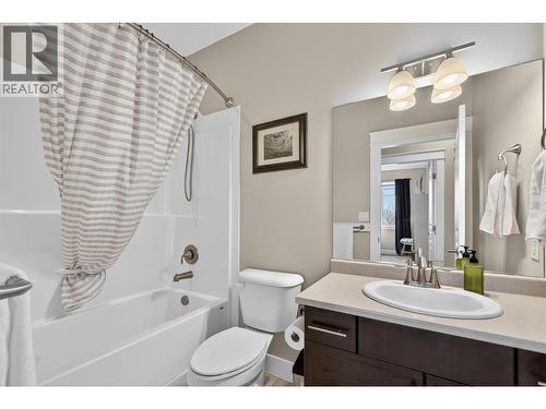 433 Mccarren Avenue Unit# 9, Kelowna, BC - Indoor Photo Showing Bathroom