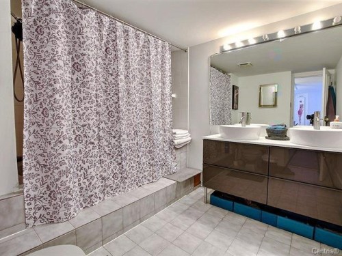 Powder room - 406-525 Rue Lucien-L'Allier, Montréal (Ville-Marie), QC - Indoor Photo Showing Bathroom