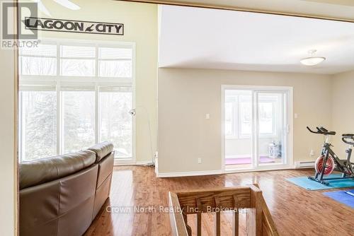 Bright upstairs space with Picture Windows - 39 Turtle Path, Ramara, ON - Indoor