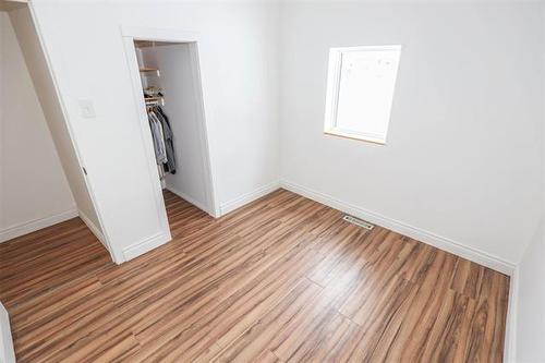 1897 Bannatyne Ave, Winnipeg, MB 