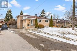 8 CHARLBROOK AVENUE  Barrie, ON L4M 2Y4