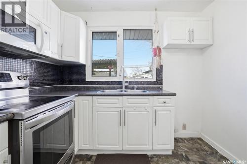 632 Aberdeen Crescent, Regina, SK - Indoor Photo Showing Kitchen With Double Sink