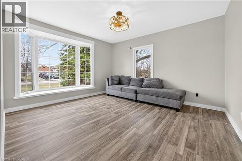 29 Quaker Road, Welland, ON - Indoor Photo Showing Living Room