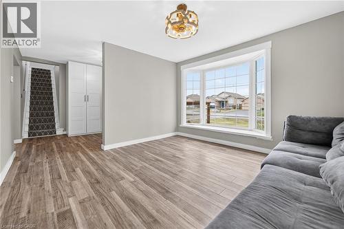 29 Quaker Road, Welland, ON - Indoor Photo Showing Living Room