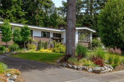 905 Deal St Oak Bay, BC V8S 5G4