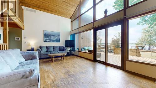 33 Lake Drive E, Georgina, ON - Indoor