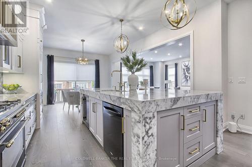 92 Maple Fields Circle, Aurora, ON - Indoor Photo Showing Kitchen With Upgraded Kitchen
