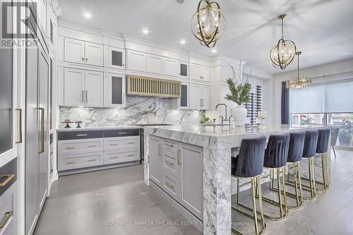 92 Maple Fields Circle, Aurora, ON - Indoor Photo Showing Kitchen With Upgraded Kitchen