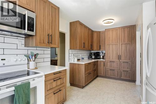 2722 Jarvis Drive, Saskatoon, SK - Indoor Photo Showing Kitchen