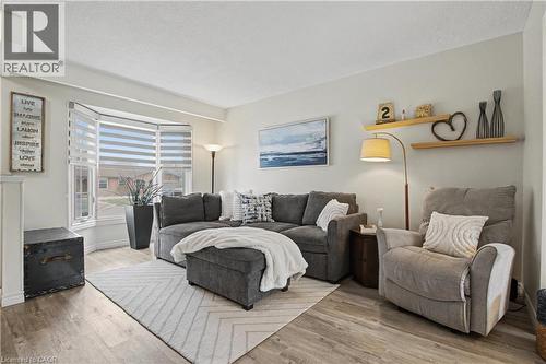 Living area with wood finished floors and baseboards - 21 Greystone Crescent, St. Catharines, ON - Indoor Photo Showing Living Room