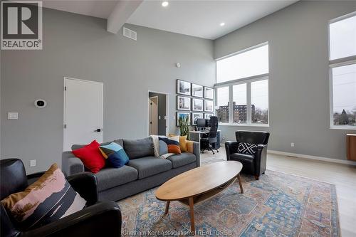 2 Riverview Drive, Chatham, ON - Indoor Photo Showing Living Room