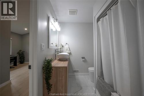 2 Riverview Drive, Chatham, ON - Indoor Photo Showing Bathroom
