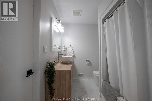 2 Riverview Drive, Chatham, ON - Indoor Photo Showing Bathroom