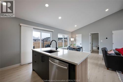 2 Riverview Drive, Chatham, ON - Indoor Photo Showing Kitchen