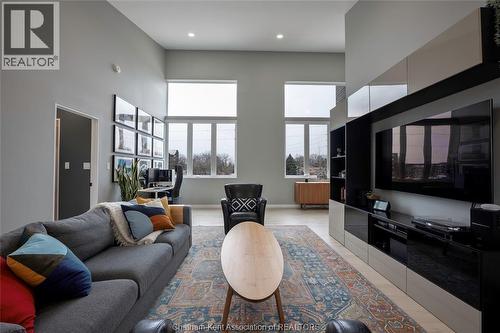 2 Riverview Drive, Chatham, ON - Indoor Photo Showing Living Room