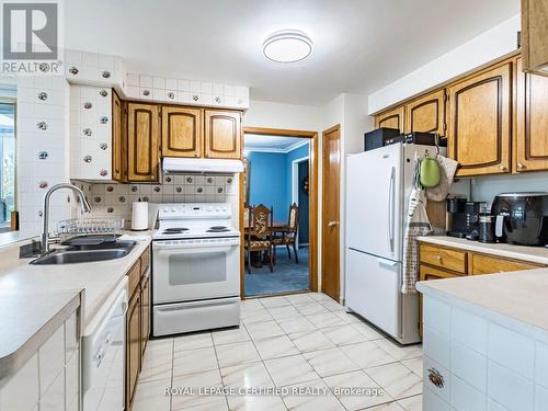 7497 Middleshire Drive, Mississauga, ON - Indoor Photo Showing Kitchen With Double Sink