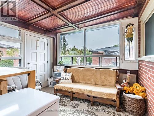7497 Middleshire Drive, Mississauga, ON - Indoor Photo Showing Living Room
