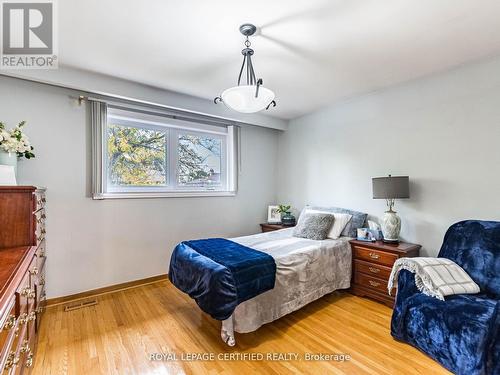 7497 Middleshire Drive, Mississauga, ON - Indoor Photo Showing Bedroom