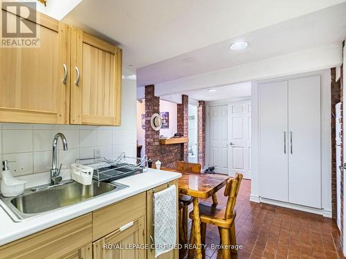 7497 Middleshire Drive, Mississauga, ON - Indoor Photo Showing Kitchen