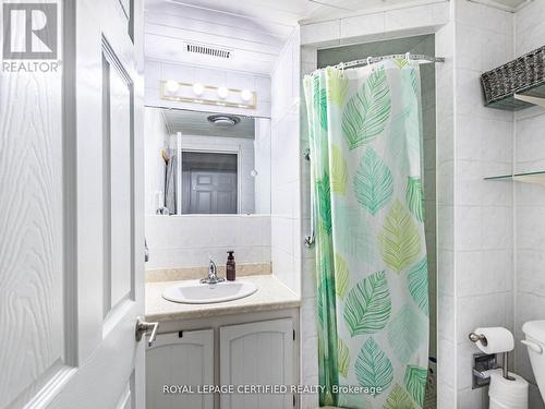 7497 Middleshire Drive, Mississauga, ON - Indoor Photo Showing Bathroom