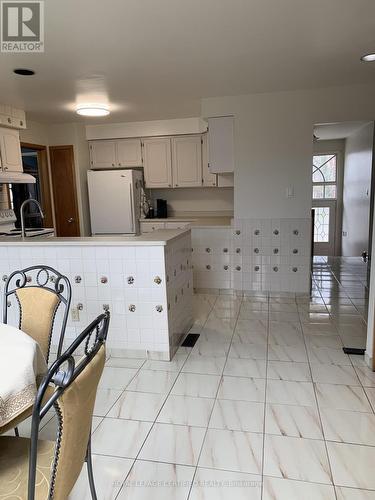 7497 Middleshire Drive, Mississauga, ON - Indoor Photo Showing Kitchen
