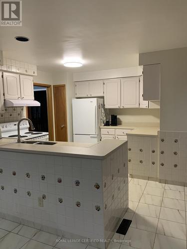 7497 Middleshire Drive, Mississauga, ON - Indoor Photo Showing Kitchen