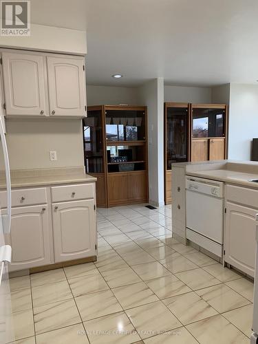 7497 Middleshire Drive, Mississauga, ON - Indoor Photo Showing Kitchen