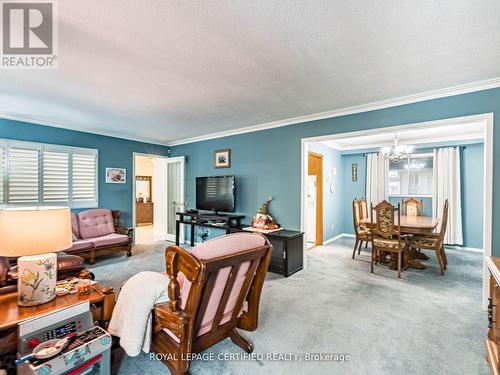 7497 Middleshire Drive, Mississauga, ON - Indoor Photo Showing Living Room