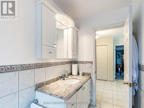 7497 Middleshire Drive, Mississauga, ON - Indoor Photo Showing Bathroom