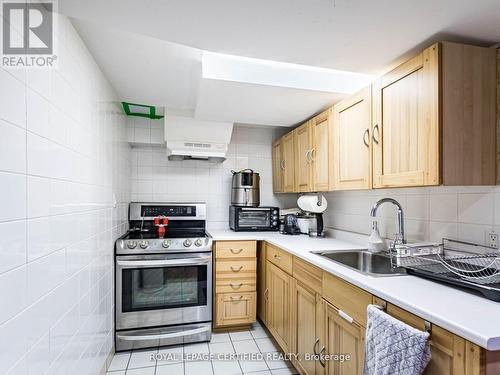 7497 Middleshire Drive, Mississauga, ON - Indoor Photo Showing Kitchen