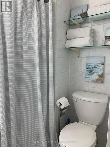 7497 Middleshire Drive, Mississauga, ON - Indoor Photo Showing Bathroom