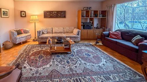 213 16Th Avenue, Cranbrook, BC - Indoor Photo Showing Living Room