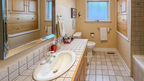 213 16Th Avenue, Cranbrook, BC - Indoor Photo Showing Bathroom