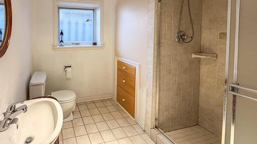 213 16Th Avenue, Cranbrook, BC - Indoor Photo Showing Bathroom